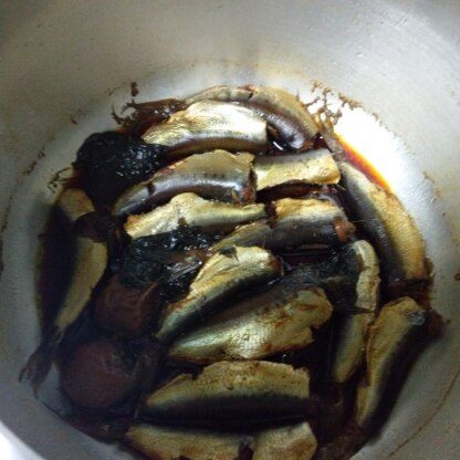 近くのスーパーでいわしが安く手に入るので魚が食べたいときに作ります。
今回二回目です。
骨が柔らかく佃煮屋さんで買ったもののように作れます(^^)